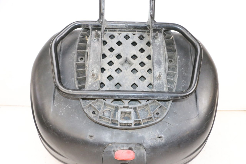 photo de TOPCASE PEUGEOT KISBEE 4T 50 (2010 - 2017) - Zoom op gebruiksstaat