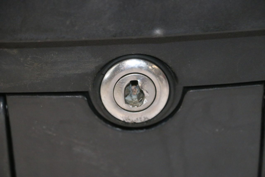 photo de TOPCASE PEUGEOT KISBEE 4T 50 (2023 - 2026) - Alternatieve hoek