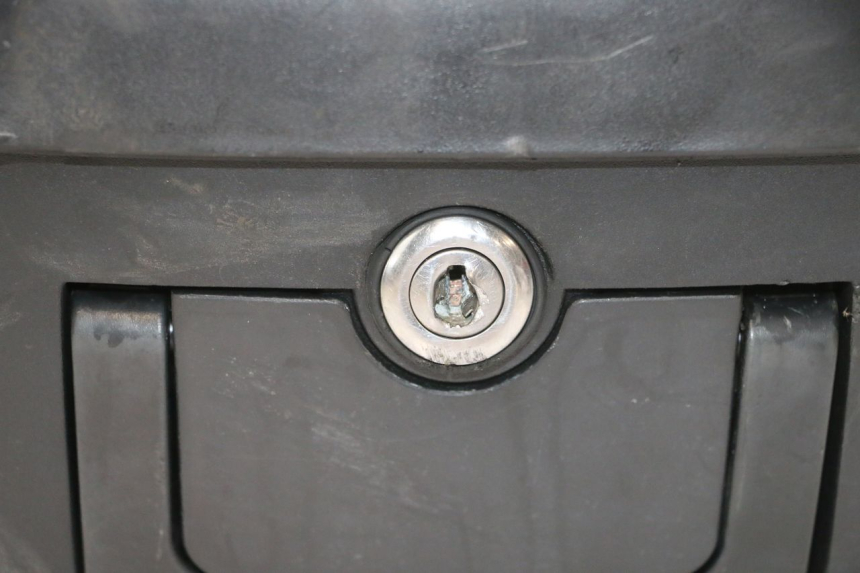 photo de TOPCASE PEUGEOT KISBEE 4T 50 (2023 - 2026) - Zoom op kwaliteit