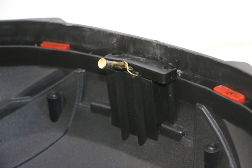 photo de TOPCASE PEUGEOT KISBEE 4T 50 (2023 - 2026) - Zoom op gebruiksstaat