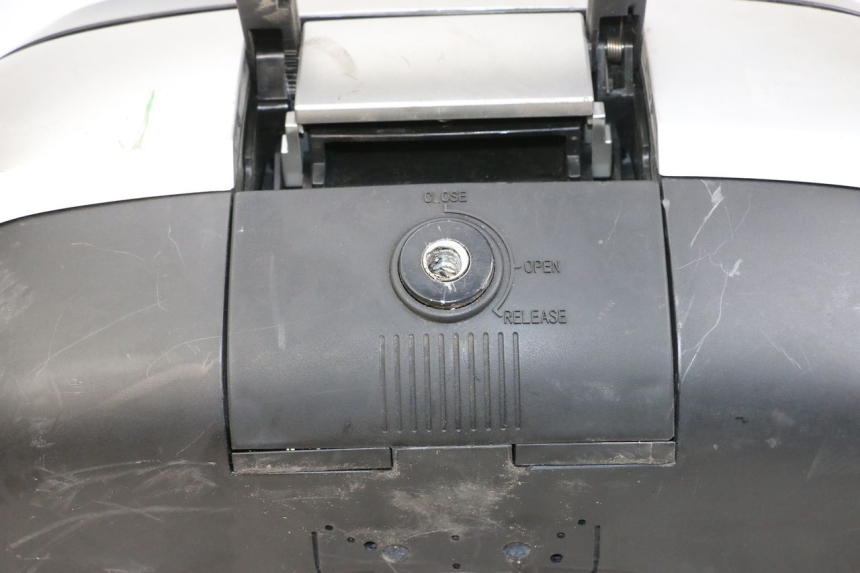 photo de TOPCASE PIAGGIO MP3 HPE 350 (2018 - 2020) - Detail van het onderdeel