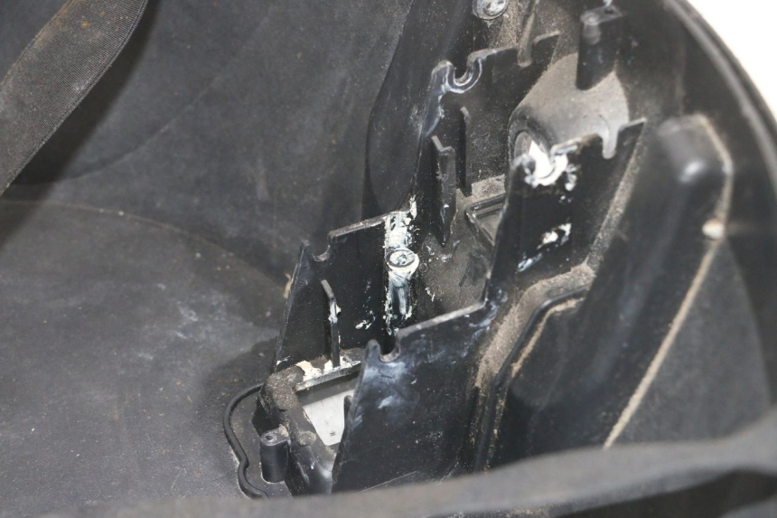 photo de TOPCASE PIAGGIO MP3 LT 300 (2010 - 2016) - Detail van het onderdeel