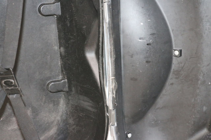 photo de TOPCASE PIAGGIO MP3 125 (2006 - 2014) - Zoom op gebruiksstaat