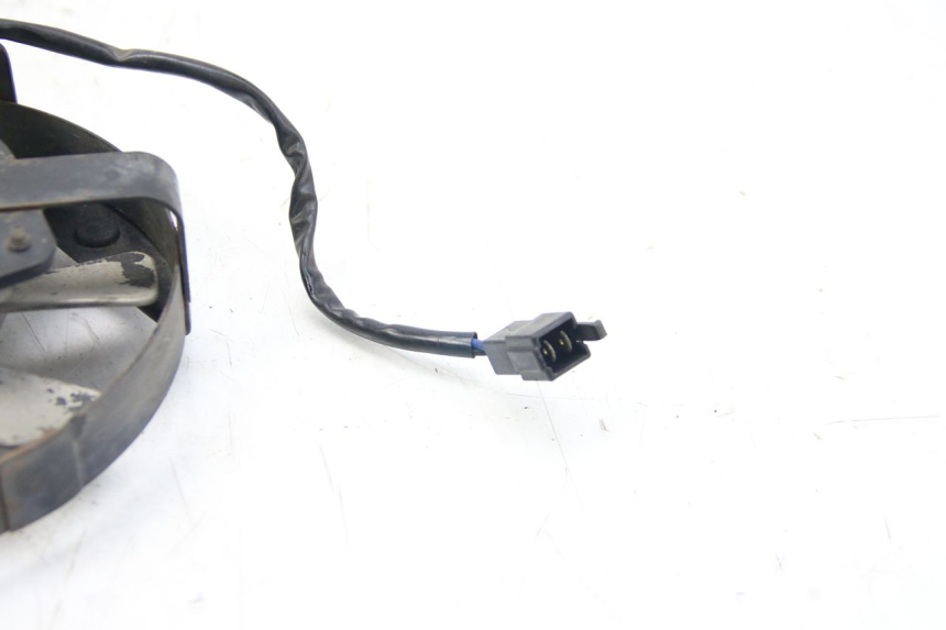 photo de VENTILATOR YAMAHA FZS FAZER 600 (2001 - 2003) - Zoom op gebruiksstaat