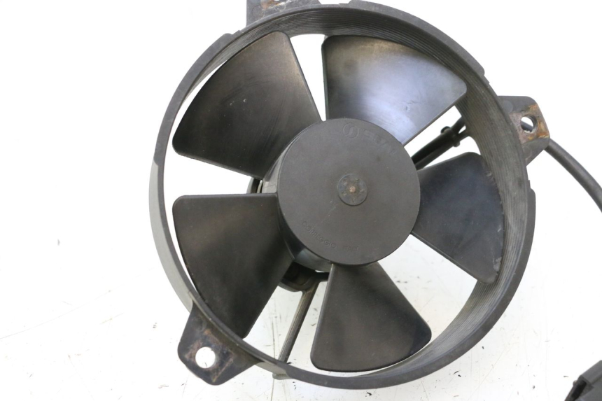 photo de VENTILATOR YAMAHA YP MAJESTY 125 (1998 - 2001) - Detail van het onderdeel